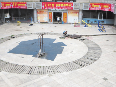 金华永康市音乐喷泉广场栅栏破损张“虎口”