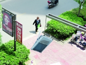 淮安乐园街步行街门口以及街外侧景观灯损坏