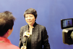印红在新闻发布会后接受媒体记者采访。