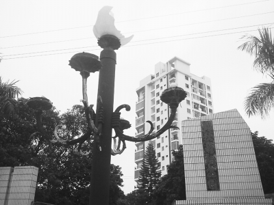 海南省海口市刘秋菊纪念园景观灯被人为砸坏