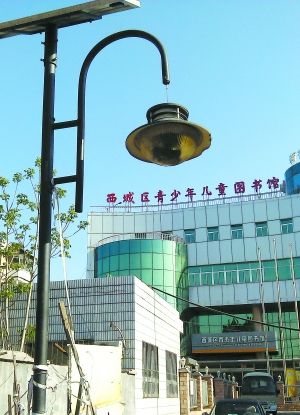 北京新街口电影院门口一座太阳能路灯变吊灯