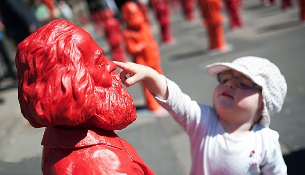 马克思“矮人”雕像