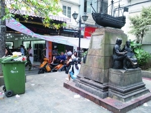 十三行古代商船雕塑周边环境堪忧