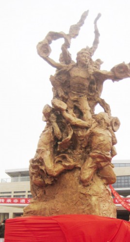 天津市滨海新区汉沽最大飞镲雕塑落成（图）