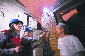 北京西城腊竹胡同有了5盏崭新的太阳能路灯