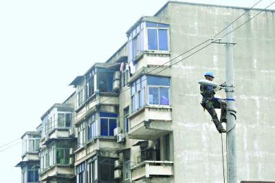 湖北武汉28盏新路灯首批点亮江汉区机场社区