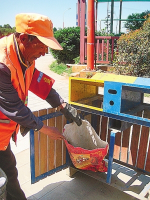 云南省昆明市西山区21个垃圾桶不见了（图）