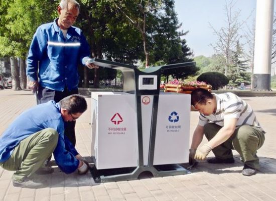 山西长治市已投入使用252个新式双筒果皮箱