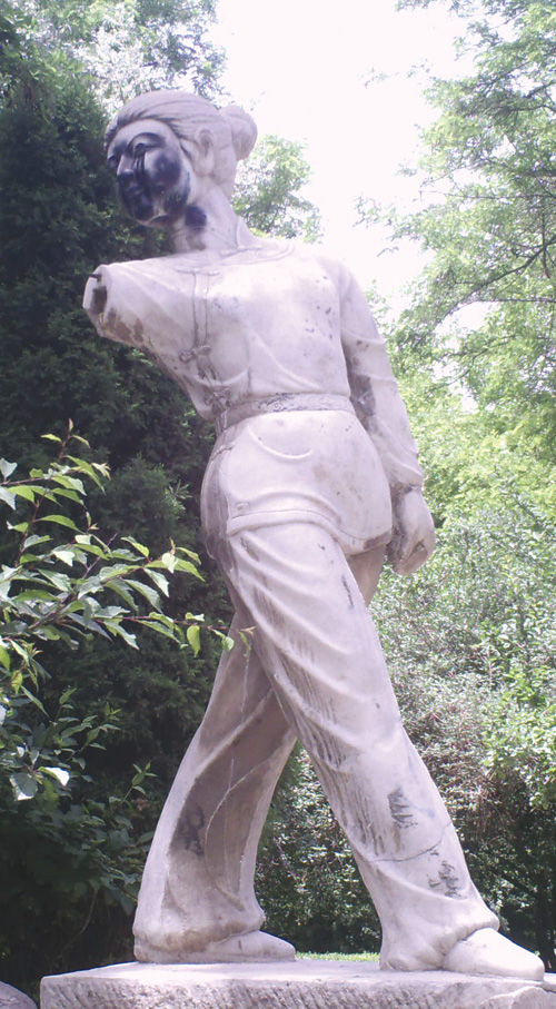 甘肃白银市万盛公园“美女”雕像胳膊去哪了