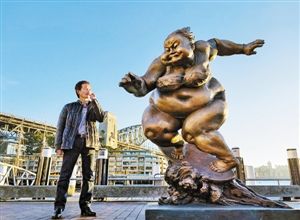 杏花公园内，工人在对雕塑进行清洗。