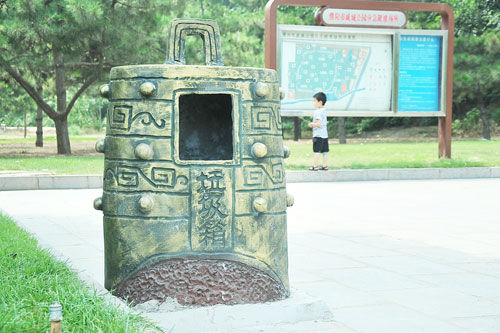 一景区更换“青铜器”外形的垃圾桶