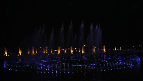 安徽凤阳市民广场灯光音乐喷泉开启（组图）