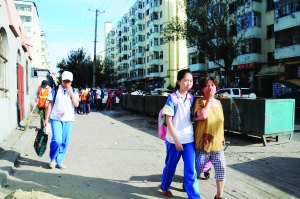 行人掩鼻通过