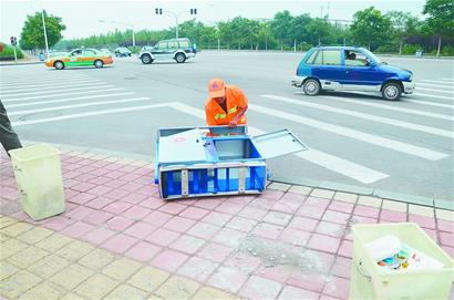 山东省章丘市十余果皮箱夜间屡屡遭“毁容”