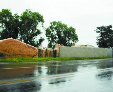 陕西省西安周至县黑河水库成为景观石集散地