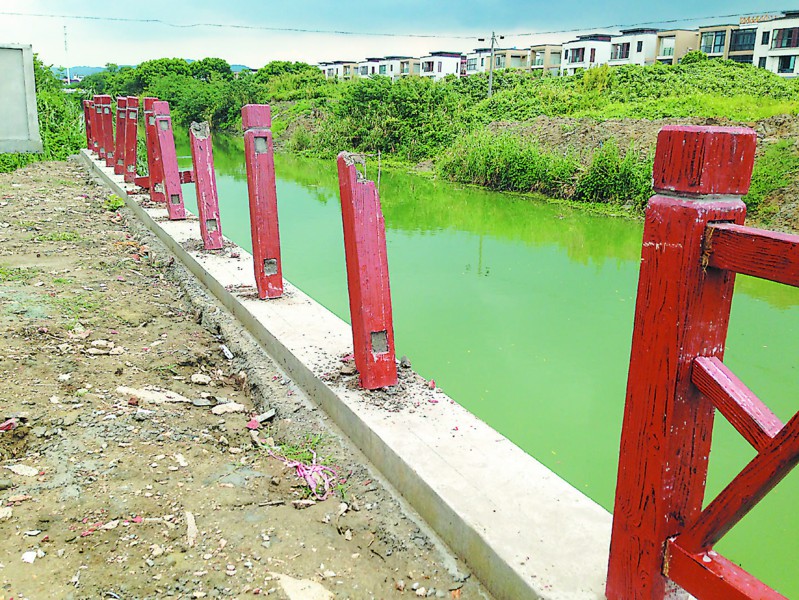 苏州前峰村河边景观护栏被砸20米损失近万元