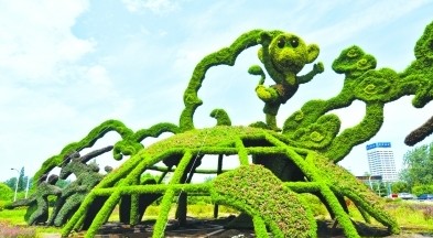 新庄广场高达8.5米的《地球家园》。