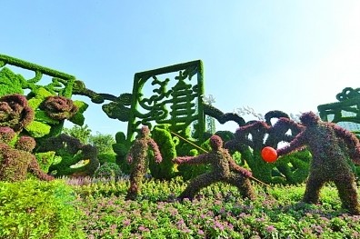 “草人”在运动场上“运动”。