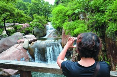 青岛大雨过后北九水美景醉人 景观栈道迎客