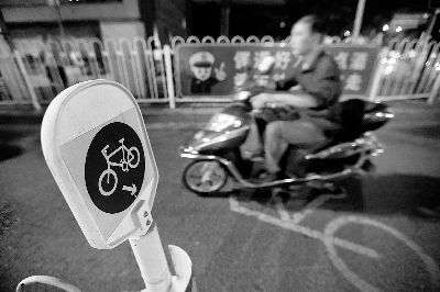 在平安大街西什库路口，“迷你”自行车道标识牌已上岗