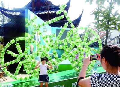 一名小朋友在雕塑旁拍照留影