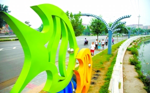 北京怀柔区景观雕塑扮靓十里怀河两岸（图）