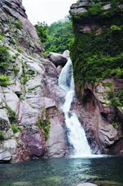 青岛大雨过后北九水美景醉人 景观栈道迎客