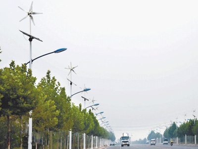 河南“风光互补”新型路灯亮相偃师市北环路