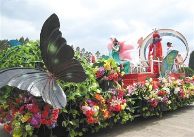 特色花车巡游表演。