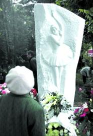 俄罗斯民众在位于莫斯科新圣女公墓的“芭蕾女神”乌兰诺娃雕像前，表达对她的思念和敬意。