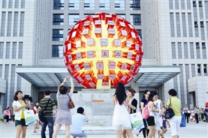 灯光雕塑“绽放”