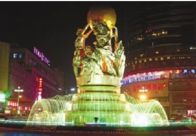 夜色中的晨光雕塑
