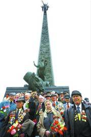 在莫斯科胜利广场，二战老兵在胜利女神纪念碑前合影。