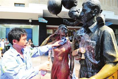 《一家三口》雕塑被用高压水枪清洗