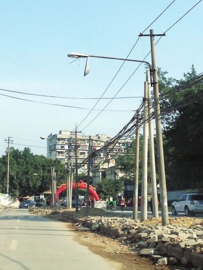 福州台江中学两盏路灯灯头脱落紧靠电线拉扯