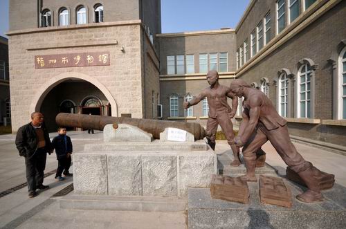 梧州市博物馆门前新增情景雕塑再现古发射
