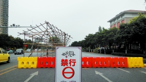 在大良驹荣路，花市棚架的主体已搭建完毕。