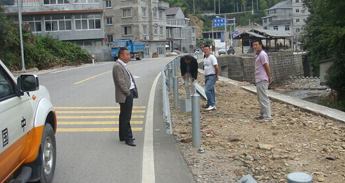浙江永嘉县岩头中队及时制止村民私拆护栏板
