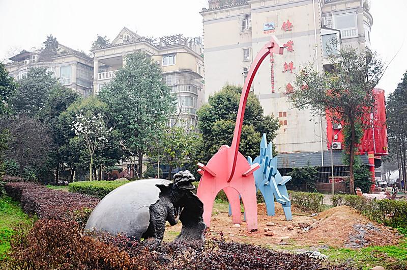 “石碑恐龙”雕塑已经基本固定并打磨完毕，市民将会欣赏到它的旧颜新妆。