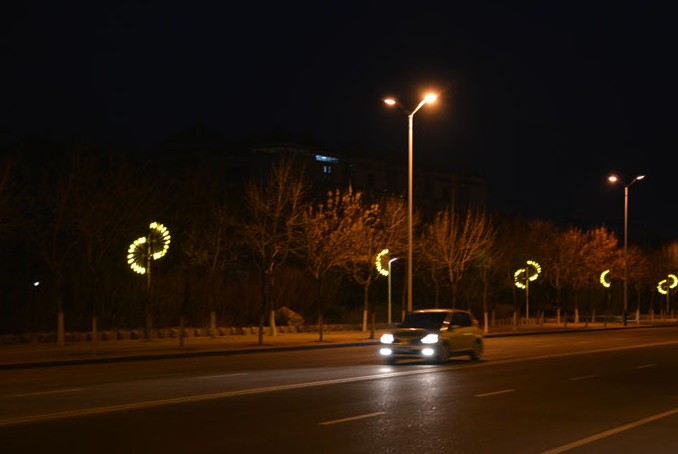 莱山区部分道路换上了新的景观灯