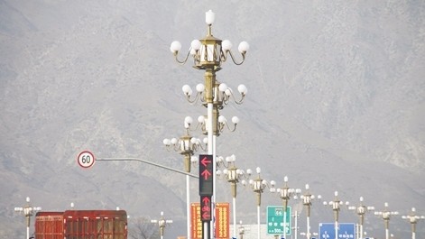 中华灯亮相敕勒川大街