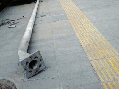 “睡”倒在路边的路灯