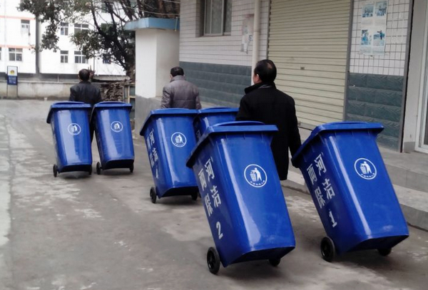 16个大型垃圾桶