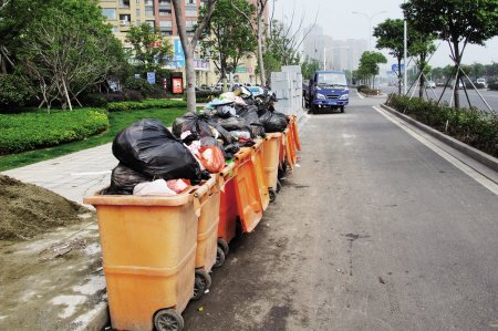 各个小区摆在马路上的垃圾桶