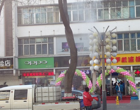 路灯管理部门的职工正在清洗路灯