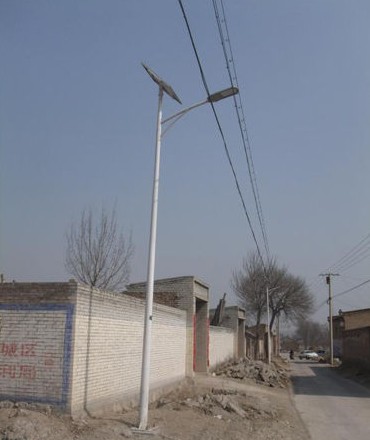 毛道村道路旁屹立着的太阳能路灯