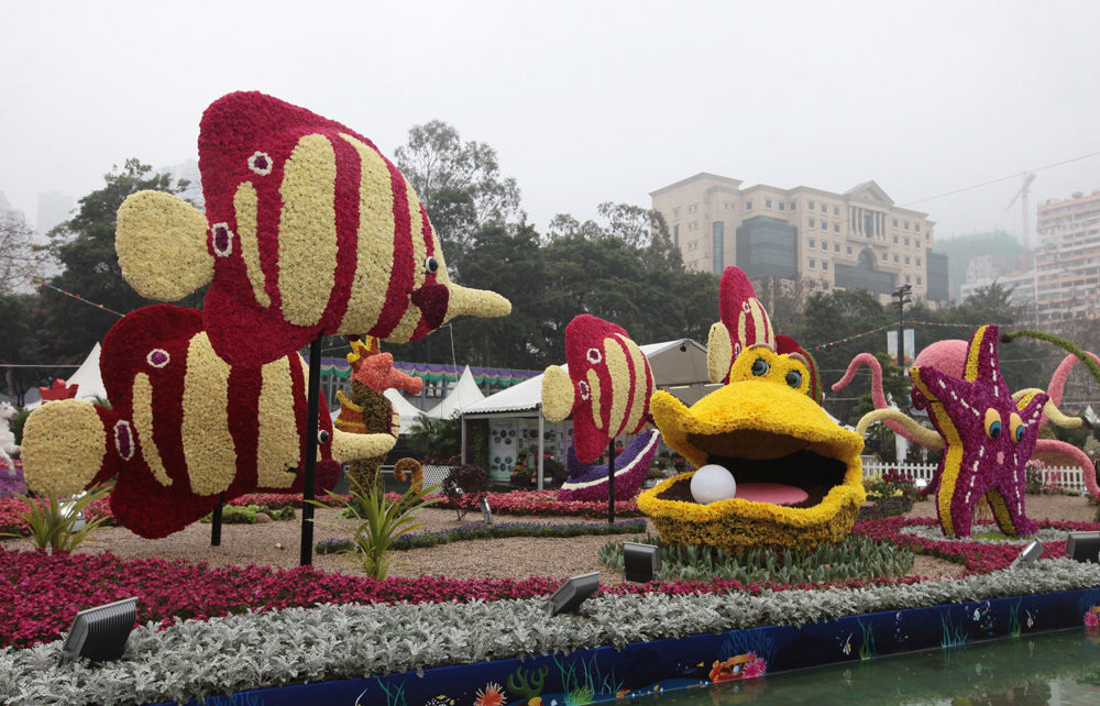 会场四万棵家乐花演变为各种动物及海洋生物，包括鳄鱼仔、八爪鱼、龙虾及海星等