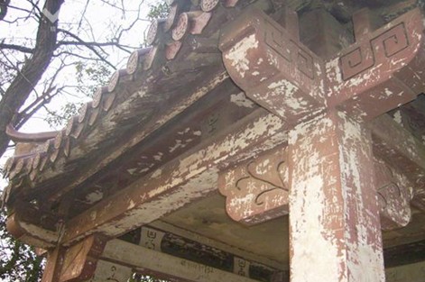 凉亭遭人浑身涂鸦