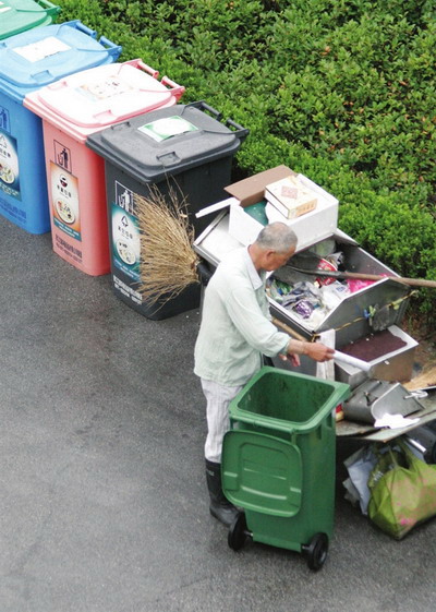 分类垃圾箱“有劲无处使”