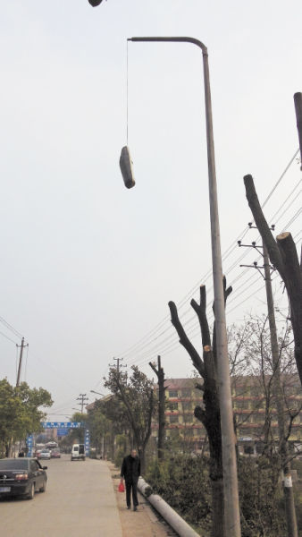 路灯风中“荡秋千”